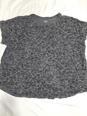 Old Navy Women's Gray/Black Background With Purple Floral Short-Sleeve Tee